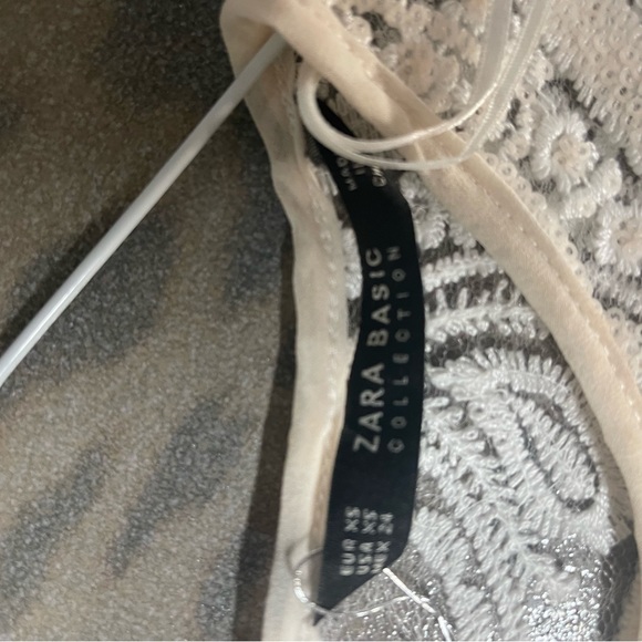 Lace with a bit of Sheen - Picture 2 of 3